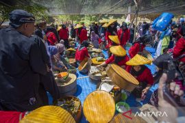 Tradisi sedekah bumi Cibuntu