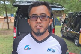Selancar ombak-Tim Sumbar ujicoba ombak di Pantai Riting