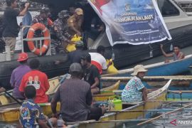 Satrol Lantamal X salurkan bantuan bahan pokok nelayan di Jayapura