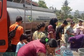 BPBD Bogor salurkan 225.000 liter air bersih untuk atasi kekeringan dampak kemarau
