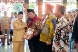 Pemkab Situbondo serahkan SK perpanjangan masa jabatan anggota BPD
