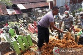 Bripka Joko Hadi, polisi pengabdi warga lewat gali kubur sukarela