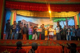 DeKaJe beri penghargaan kepada penanggap kesenian rakyat