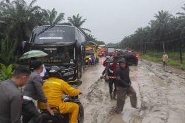 Arus lalu lintas di Sungai Kunyit Sekadau lumpuh