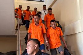 Polda NTT serahkan tujuh tersangka penyelundupan WNA China ke Kejati