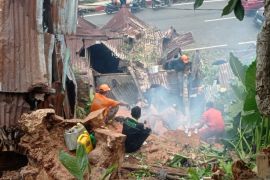 BPBD Padang kerahkan personel tangani bencana tanah ambles dan pohon tumbang