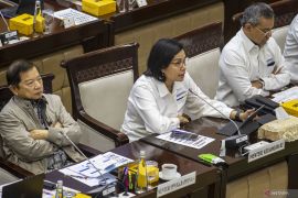 Tangis Sri Mulyani pecah saat berpamitan dengan Banggar DPR RI