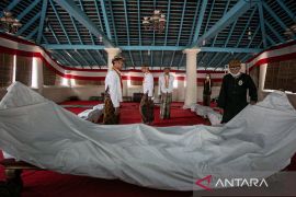 Gamelan Sekaten Kyai Guntur Madu dan Kyai Guntur Sari dibawa ke Bangsal Pradangga Masjid Agung