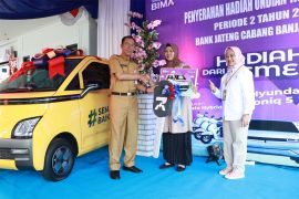 Menang Undian Tabungan Bima, Tri Urip bawa pulang mobil listrik