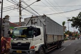 Daop 7 Madiun cek kondisi tiang kabel sinyal tersangkut truk
