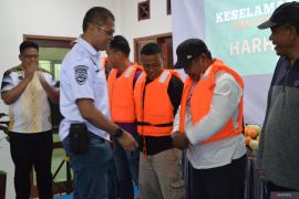 KSOP bagikan ratusan jaket pelampung ke nelayan di Kendari