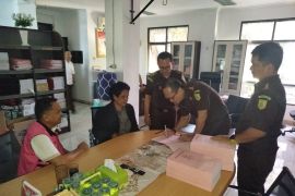 Kejati Banten limpahkan tersangka kasus suap Situ Ranca Gede Jakung  ke JPU
