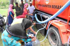 Pemkab Bekasi salurkan satu juta liter air bersih