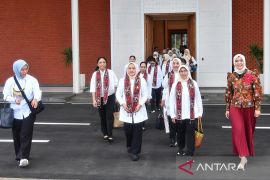 Iriana bertolak ke Kaltim tinjau kerajinan hingga bermalam di IKN