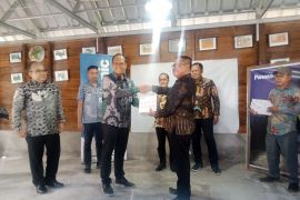 Panasonic salurkan 150 lampu tenaga surya di Babel