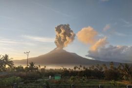 Gunung Lewotobi kembali erupsi dengan tinggi kolom abu kisaran 700-900 meter