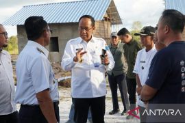 Pj Gubernur Sugito tinjau pembangunan 70 rumah layak huni Suku Sawang