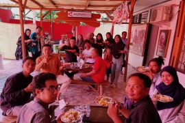 Antara NTB tingkatkan kebersamaan karyawan melalui "Jumat Berkah"