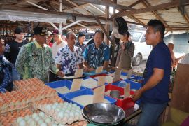 Pj Bupati HSS cek harga bahan kebutuhan pokok di Pasar Terpadu