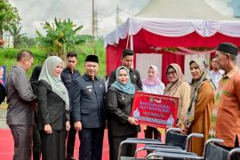 Penyandang disabilitas di Bengkalis terima bantuan dari bupati