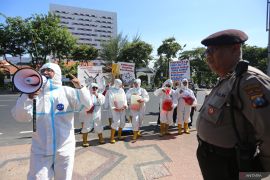 Aksi aktivis lingkungan hidup di Surabaya