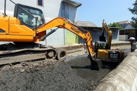 Cegah banjir, DPUPR Kota Madiun normalisasi sungai dan saluran air