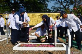 Ziarah ke TMP sambut Hari PMI di Madiun