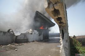 Kebakaran pabrik di Krian Sidoarjo