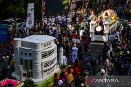 Kemeriahan pawai kendaraan hias di Bandung
