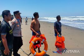 Petugas lakukan pencarian wisatawan terbawa arus di Pantai Cidamar Cianjur