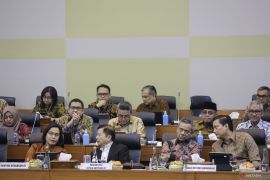 Beragam "hadiah" undang-undang dari DPR untuk pemerintahan baru