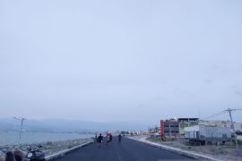 Warga manfaatkan Jalan Cumi-cumi untuk jogging dan menikmati sunset