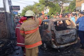 Damkar Kota Jambi padamkan api hanguskan satu unit mobil