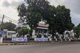 Pagar kantor BPKD Pandeglang dipasangi spanduk bacalon gubernur