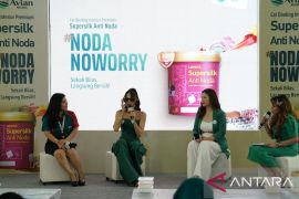 Cinta Laura promosikan cat tembok "Supersilk Anti Noda"