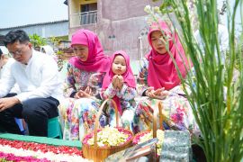 Khofifah adakan serangkaian acara pernikahan putra ketiganya