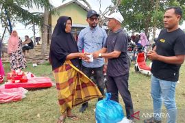 Sulaiman Tole-Abdul Hamid serahkan bantuan untuk korban abrasi di Aceh Timur