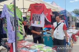 Pedagang kaos berlogo PON XXI raup omzet puluhan juta rupiah per hari