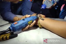 DPKP Kota Bogor bantu lepaskan borgol di tangan warga