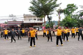 Polres Kolaka pererat sinergitas dengan TNI lewat senam bersama