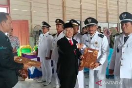 Bupati Mukomuko kukuhkan perpanjangan masa jabatan 144 kades