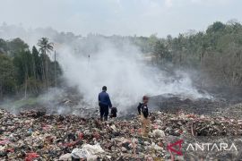 Lima petugas damkar alami cedera saat pemadaman TPSA Bagendung