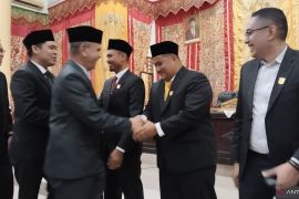 Dua dari tiga pimpinan DPRD Pariaman diresmikan