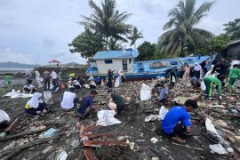 LSM MCC bersama masyarakat kumpulkan 736,11 kilogram sampah di Pesisir Banda Naira