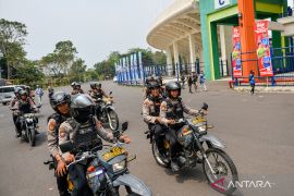 Petugas gabungan jaga pertandingan Persib melawan Persija di Stadion Si Jalak Harupat