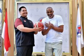 Menpora Dito gembira Phil Handy melatih pelatih basket Indonesia