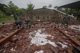 Bangunan joglo ambruk akibat hujan dan angin kencang Page 1 Small