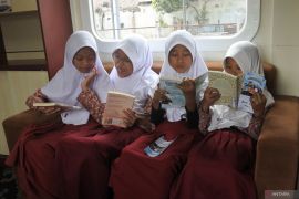 Kereta perpustakaan PT KAI di Jember