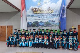 Mensos Saifullah Yusuf naik Whoosh tinjau korban gempa Bandung