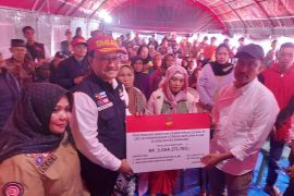 Mensos tinjau penyaluran bantuan untuk korban gempa di Kabupaten Bandung